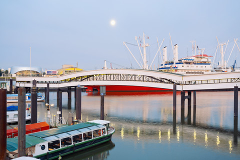 Deutschland, Hamburg, Ueberseebrücke, Landungssteg, lizenzfreies Stockfoto
