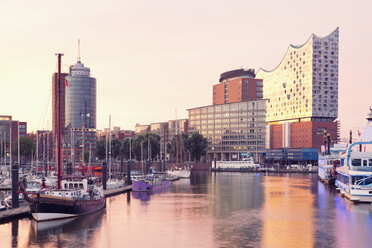 Deutschland, Hamburg, Elbphilharmonie und Hafen im Morgenlicht - MSF004720