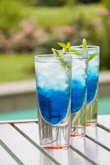 Frischer Cocktail mit blauem Curaçao-Likör - JUNF000401