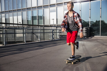 Jugendlicher auf Skateboard - AIF000011