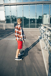 Teenager on skateboard - AIF000012