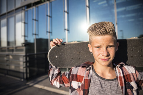 Porträt eines Teenagers mit Skateboard - AIF000018