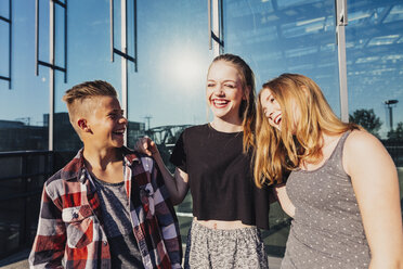 Drei lachende Teenager im Freien - AIF000022
