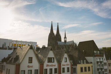 Deutschland, Nordrhein-Westfalen, Köln, Altstadt, Blick auf den Kölner Dom - MADF000496