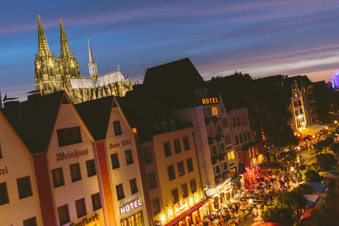 Deutschland, Nordrhein-Westfalen, Köln, Altstadt, Blick auf den Kölner Dom bei Nacht, lizenzfreies Stockfoto