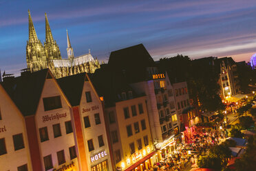 Deutschland, Nordrhein-Westfalen, Köln, Altstadt, Blick auf den Kölner Dom bei Nacht - MADF000500