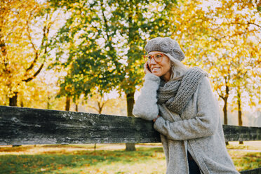 Porträt einer Frau in grauem Strickzeug in einem herbstlichen Park - CHAF001129
