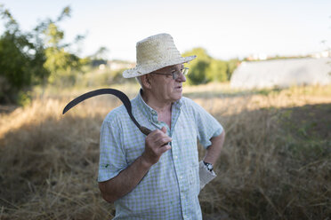 Spanien, Ferrol, Porträt eines Bauern mit Sense auf der Schulter - RAEF000281