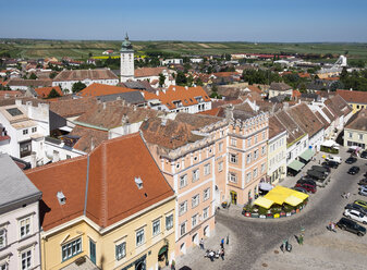 Österreich, Niederösterreich, Retz, Weinviertel, Verderberhaus und Hauptplatz, im Hintergrund die Pfarrkirche St. Stephan - SIEF006709