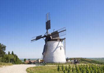 Österreich, Niederösterreich, Weinviertel, Retz, Windmühle - SIEF006710