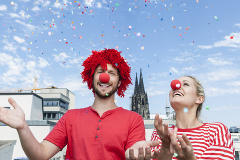 Deutschland, Köln, junges Paar feiert als Clowns verkleidet Karneval, lizenzfreies Stockfoto