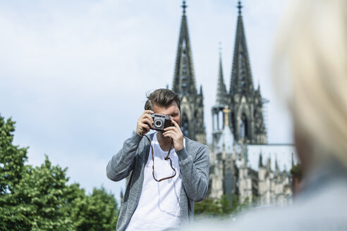 Deutschland, Köln, Mann fotografiert seine Freundin - FMKF001790