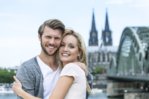 Deutschland, Köln, Porträt eines lächelnden jungen Paares, Kopf an Kopf - FMKF001795
