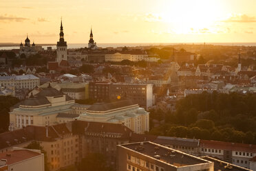 Estland, Tallinn, Stadtansicht bei Sonnenuntergang - FCF000744