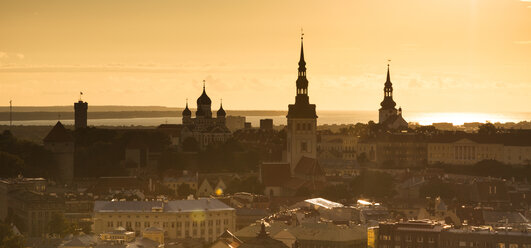 Estland, Tallinn, Stadtansicht bei Sonnenuntergang, Panorama - FCF000745