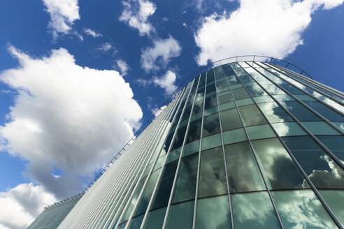 Estland, Tallinn, modernes Bürogebäude, Blick von unten - FCF000746