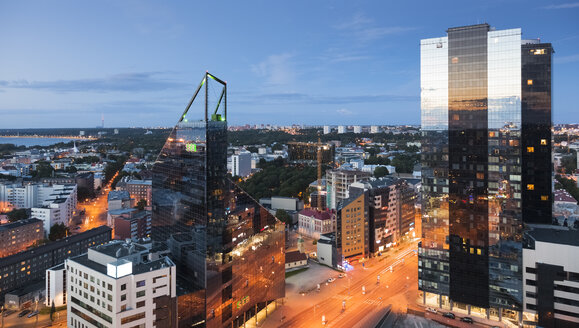 Estland, Tallinn, Stadtansicht am Abend - FCF000757