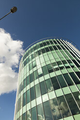 Estland, Tallinn, modernes Bürogebäude, Blick von unten - FCF000752