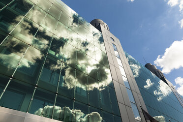 Estland, Tallinn, Tallink Hotel, Spiegelung der Wolken an der Fassade - FCF000760