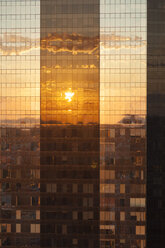 Estland, Tallinn, Swissotel, Reflexion der Abendsonne auf der Fassade - FCF000756