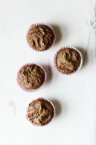 Vegane Schokoladenmuffins, zuckerfrei und vollwertig, lizenzfreies Stockfoto