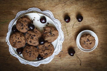 Vegan chocolate muffins with cherries - EVGF002107
