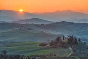 Italien, Toskana, Val d'Orcia, Blick auf hügelige Landschaft bei Sonnenaufgang - LOMF000048