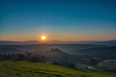 Italy, Tuscany, San Quirico d'Orcia, view to rolling landscape at sunrise - LOMF000052