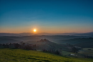 Italien, Toskana, San Quirico d'Orcia, Blick auf hügelige Landschaft bei Sonnenaufgang - LOMF000052