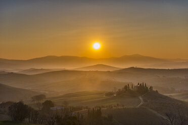 Italy, Tuscany, San Quirico d'Orcia, view to rolling landscape at sunrise - LOMF000047