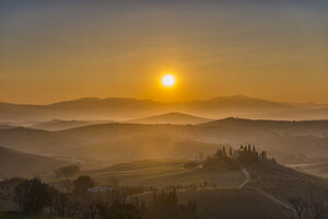 Italien, Toskana, San Quirico d'Orcia, Blick auf hügelige Landschaft bei Sonnenaufgang - LOMF000047