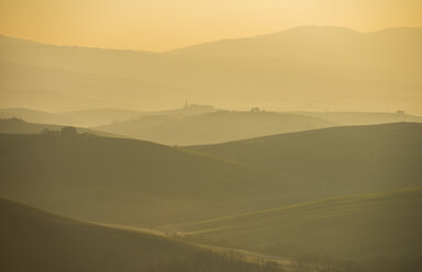 Italy, Tuscany, Val d'Orcia, view to rolling landscape at sunrise in the fog - LOMF000046