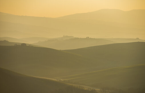 Italien, Toskana, Val d'Orcia, Blick auf hügelige Landschaft bei Sonnenaufgang im Nebel - LOMF000046