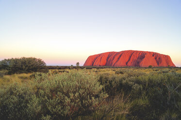 Australien, Northern Territory, Yulara, Uluru, Ayers Rock im Abendlicht - PUF000419