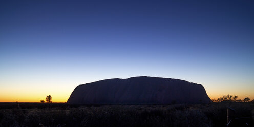 Australien, Northern Territory, Yulara, Uluru, Ayers Rock bei Sonnenaufgang - PUF000424