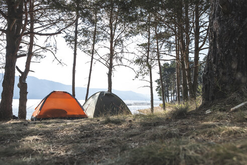 Bulgarien, Rhodopen-Gebirge, zwei nebeneinander stehende Zelte am Ufer des Dospat-Stausees - DEGF000498