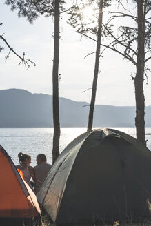 Bulgarien, Rhodopen, Paar am Ufer des Dospat-Stausees - DEGF000509