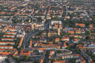 Deutschland, Luftaufnahme von Halberstadt in der Abenddämmerung - PVCF000590