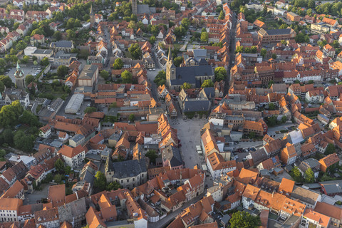 Deutschland, Luftaufnahme von Quedlinburg in der Abenddämmerung, lizenzfreies Stockfoto