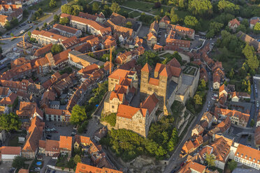 Deutschland, Luftaufnahme von Quedlinburg mit Stiftskirche in der Abenddämmerung - PVCF000595
