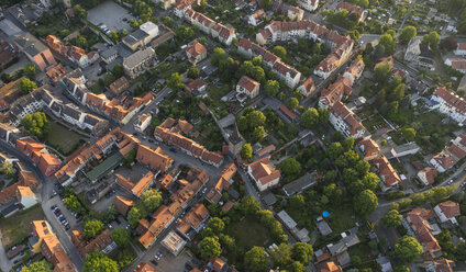 Deutschland, Luftaufnahme von Quedlinburg am Abend - PVCF000596