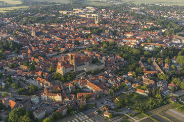 Deutschland, Luftaufnahme von Quedlinburg in der Abenddämmerung - PVCF000597