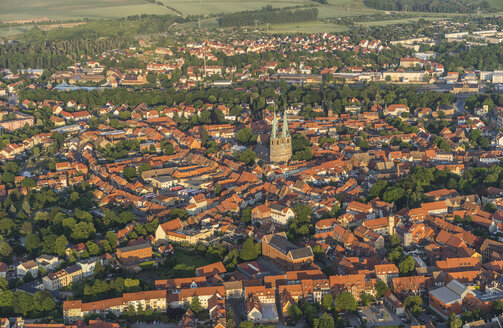 Deutschland, Luftaufnahme von Quedlinburg mit der Nikolaikirche in der Abenddämmerung - PVCF000598