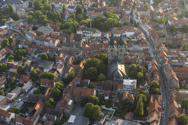 Deutschland, Luftaufnahme von Quedlinburg mit der Nikolaikirche am Abend - PVCF000600