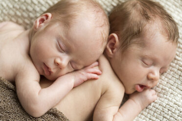 Porträt von neugeborenen Zwillingen, die auf einer Decke schlafen - SHKF000338
