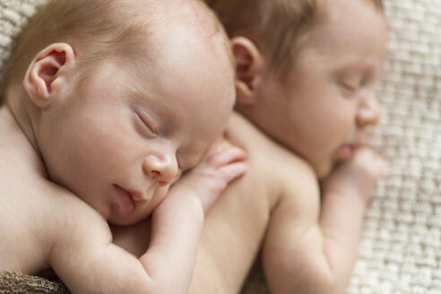 Neugeborene Zwillinge schlafen auf einer Decke - SHKF000337