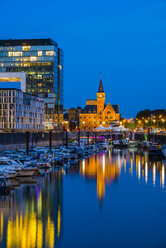 Deutschland, Nordrhein-Westfalen, Köln, Kranhäuser und ehemaliges Hafenamt im Rheinauhafen am Abend - WGF000698