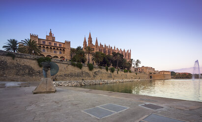 Spanien, Mallorca, Palma, Brunnen in der Nähe der Kathedrale La Seu und des Palau de Almudaina - AM004120