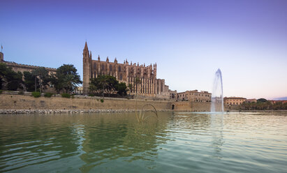 Spanien, Mallorca, Palma, Brunnen in der Nähe der Kathedrale La Seu und des Palau de Almudaina - AMF004121