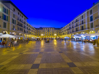 Spanien, Mallorca, Palma de Mallorca, Placa Major zur blauen Stunde - AMF004123